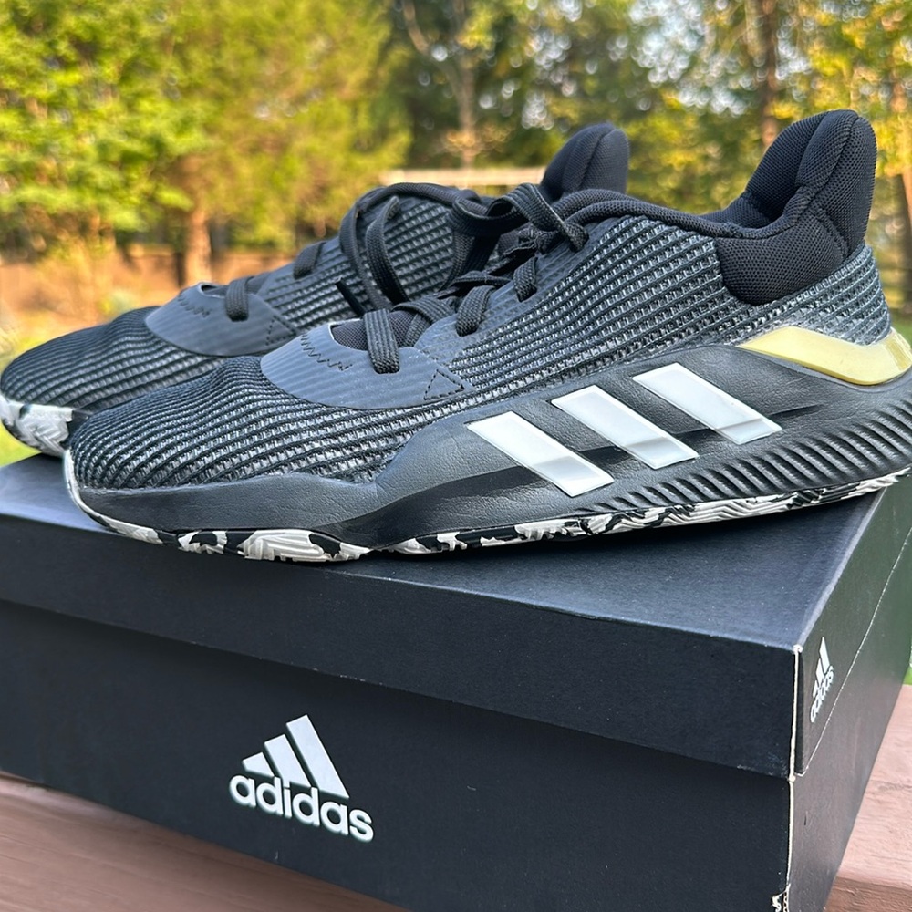 Adidas Pro Bounce 2019 low basketball shoe, 9.5 womens (7.5 mens)